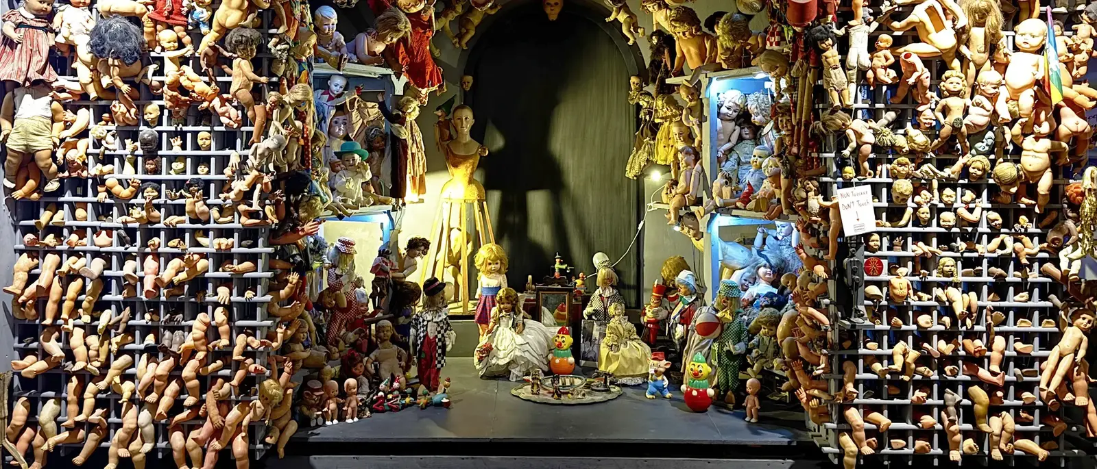 Dolls Hospital Naples - Photo of the dolls parts in the Ospedale delle bambole