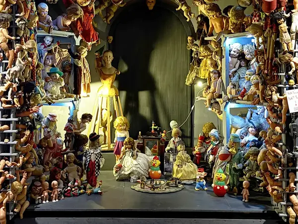 Dolls Hospital Naples - Photo of the dolls parts in the Ospedale delle bambole